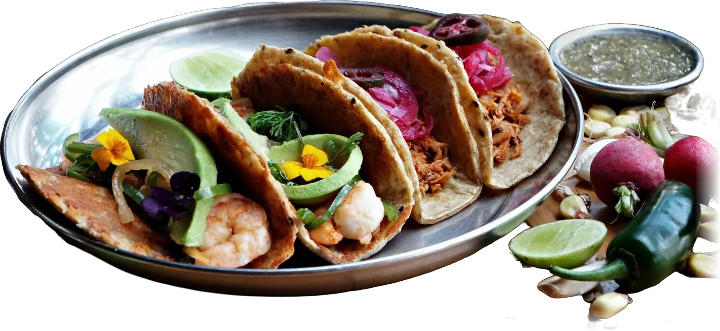 Tacos con cebolla morada, salsas, limones y chiles frescos